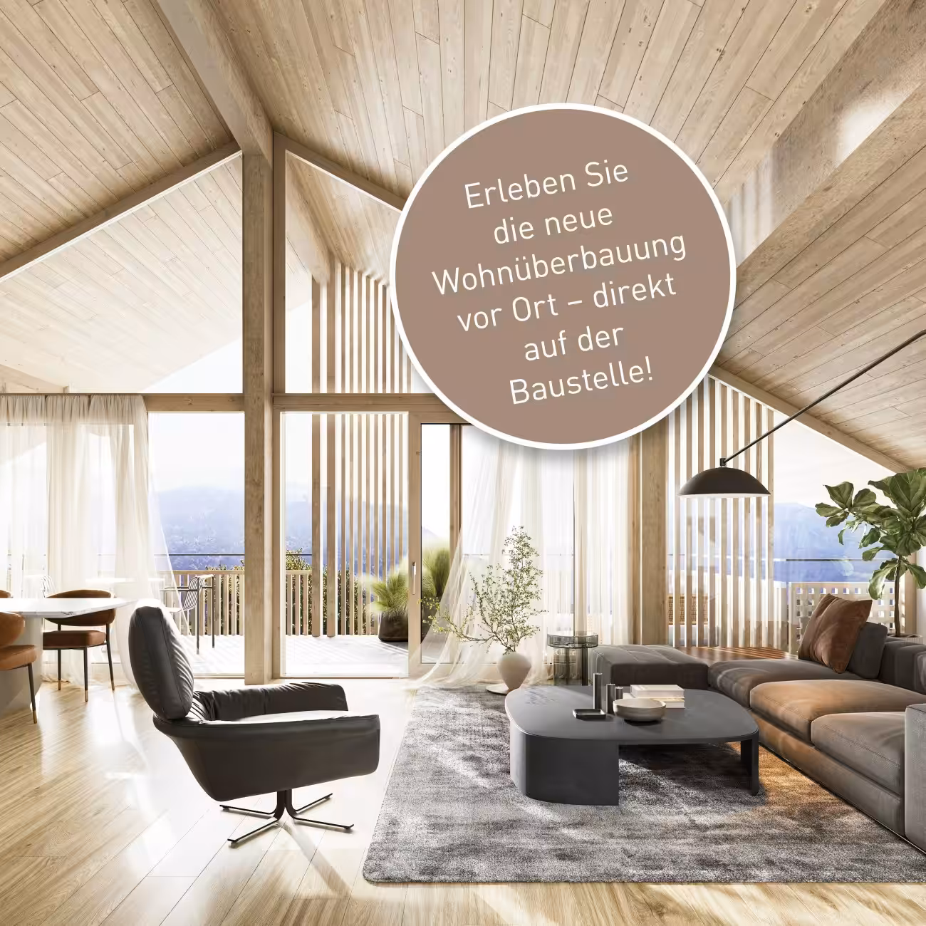 Modernes Wohnzimmer mit Holzdecke und Panoramafenster, das zu einer Terrasse mit Bergblick führt. Wohnüberbauung vor Ort.