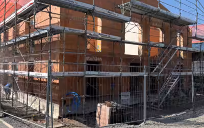 Das Doppeleinfamilienhaus ist aufgerichtet
